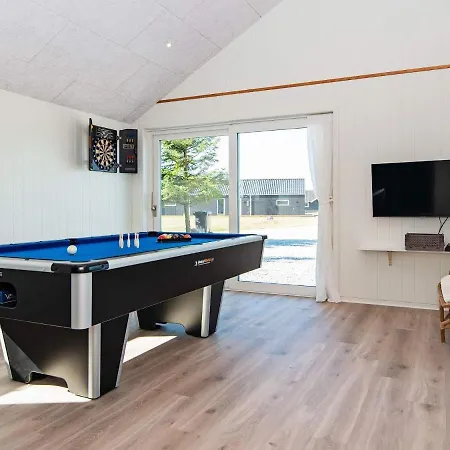 12 Person In Ansager-by Traum