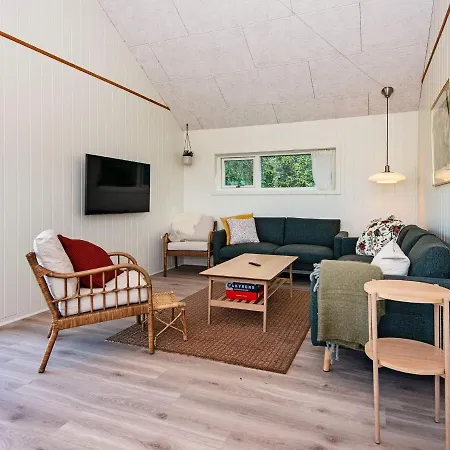 12 Person In Ansager-by Traum Ansager