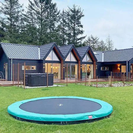 12 Person In Ansager-by Traum Ansager