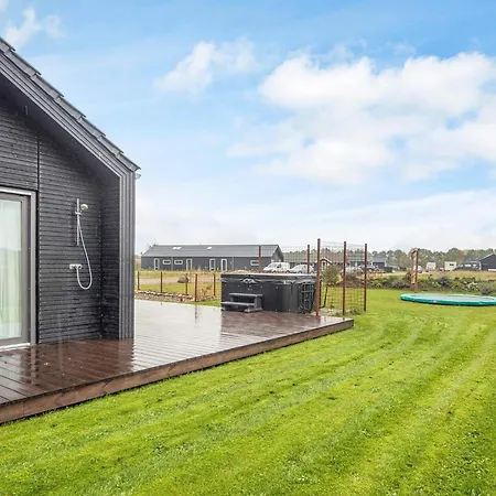 12 Person In Ansager-by Traum Ansager